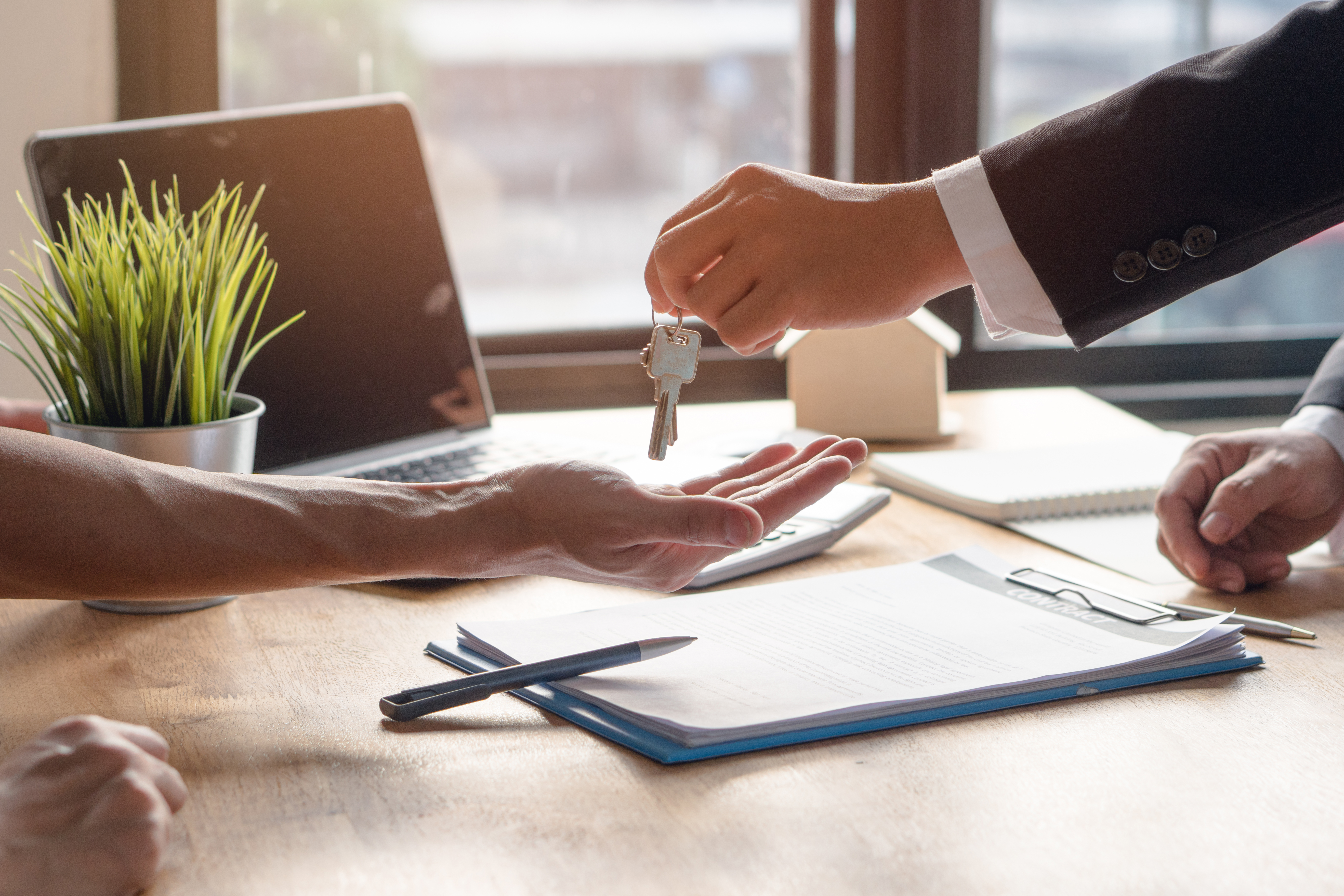 The agent gives the keys to the investor after buying Italian real estate in order to obtain a residence permit in Italy